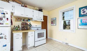 39 Franks Neck Rd, Narragansett, RI 02882