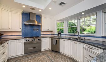 34 Skyline Dr, Brookfield, CT 06804