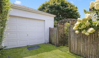 10 Eustis Ave, Newport, RI 02840