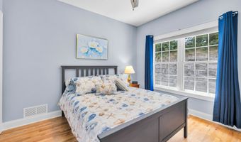 136 Pond View Cir 136, Beacon Falls, CT 06403