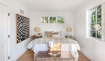 72 Summerfield Ln, Middletown, RI 02842