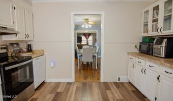 105 Park St, Batesville, MS 38606