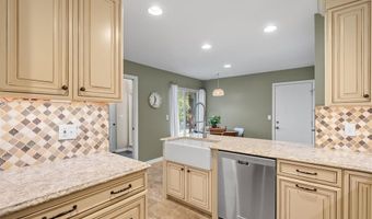 35 Ridgeview Circle Ct, Ballwin, MO 63021