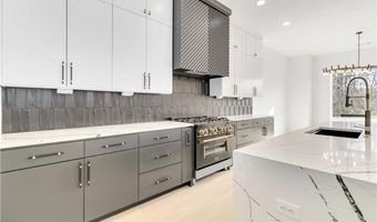 810 NW 11th St, Bentonville, AR 72712