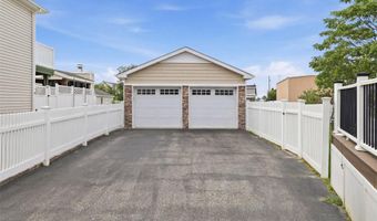 34 Meadow Ln, Amityville, NY 11701