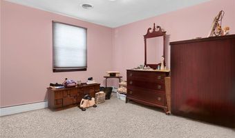 35 Sycamore Dr, Cranston, RI 02921