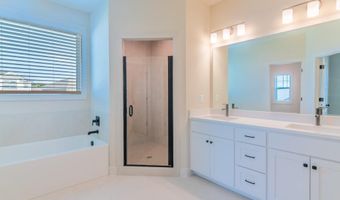 16721 Pinehurst Dr, Basehor, KS 66007