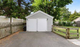 34 Platt St, Bristol, RI 02809