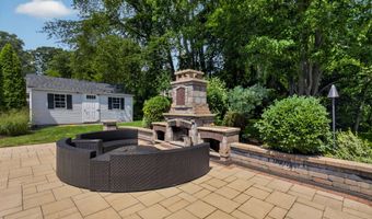 2 Oleander Dr, Clinton, CT 06413
