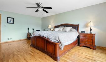 11 E Appletree Ln, Arlington Heights, IL 60004