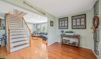 29 North Plz, Amity Harbor, NY 11701