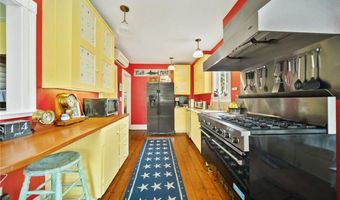 43 Poplar St, Newport, RI 02840