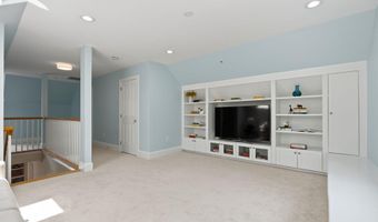 7032 WILSON Ln, Bethesda, MD 20817