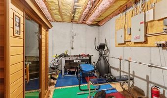 15733 Pine Cir, Basehor, KS 66007