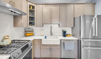 136 Pond View Cir 136, Beacon Falls, CT 06403
