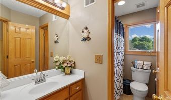 15733 Pine Cir, Basehor, KS 66007