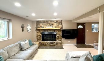 3851 N GALENA Ct, Arlington Heights, IL 60004