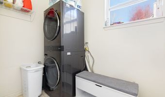 9 Lake Plumleigh Ct, Algonquin, IL 60102