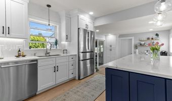 56 Pasture Farm Dr, Middletown, RI 02842