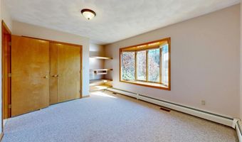 40 Phenix Ridge Dr, Cranston, RI 02921