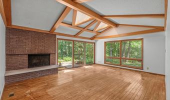 16 Meadowbrook Country Club Est, Ballwin, MO 63011