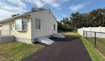 32 Penndale Dr, Amityville, NY 11701