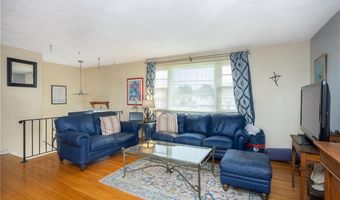 37 Squantum Dr, Middletown, RI 02842