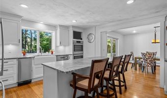 24 GREENWOOD Ln, Lincoln, RI 02865