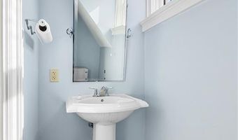 3 Memorial Blvd, Newport, RI 02840
