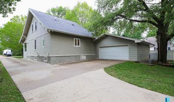 105 N 7th St, Beresford, SD 57004