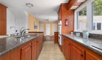 39 Highland Ave, Narragansett, RI 02882