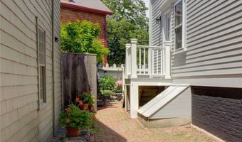 8 Sanford St, Newport, RI 02840