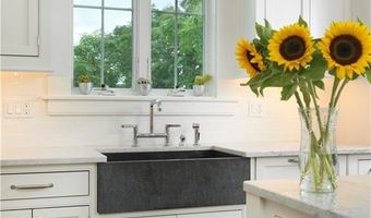 01 Highland Woods Dr, East Greenwich, RI 02818
