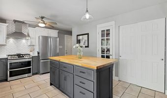 806 Hollyridge Dr, Ballwin, MO 63011