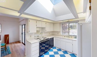 801 BROOKHAVEN Dr, Brookings, OR 97415