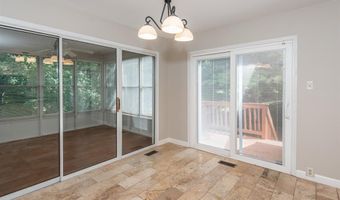 925 Westrun Dr, Ballwin, MO 63021