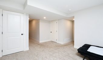 5421 Rowling Dr, Ames, IA 50014