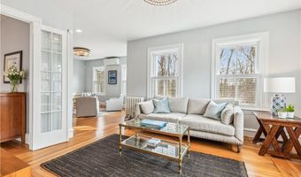 101 County Rd, Barrington, RI 02806