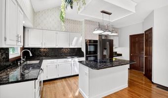 465 Redwood Forest Dr, Ballwin, MO 63021