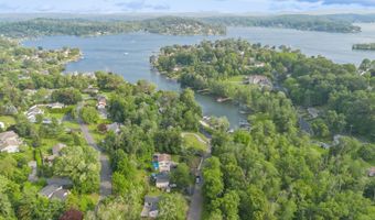 8 Laurel Dr, Brookfield, CT 06804