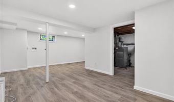 101 Bateman Ave, Cranston, RI 02920