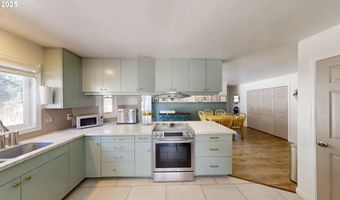 947 3RD St, Brookings, OR 97415
