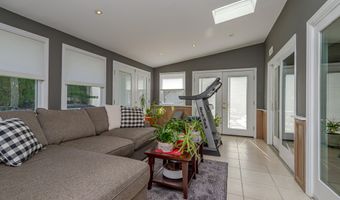 38 Holly Dr, Parlin, NJ 08859