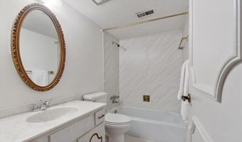 910 Claytonbrook Dr 1, Ballwin, MO 63011