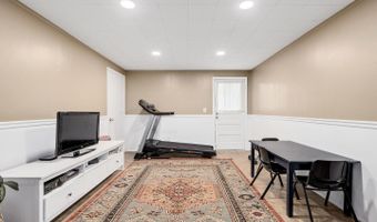 2 Sunset Ln, Algonquin, IL 60102