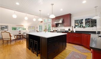 56 Summerfield Ln, Middletown, RI 02842
