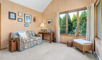 1334 W CLOVERDALE Dr, Appleton, WI 54914