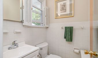 19 Valerie Ln, Danbury, CT 06811
