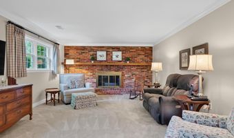 8024 GARLOT Dr, Annandale, VA 22003