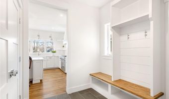 3 Knowlton Ct, Bristol, RI 02809